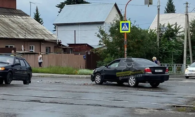 Две легковушки столкнулись в Барнауле