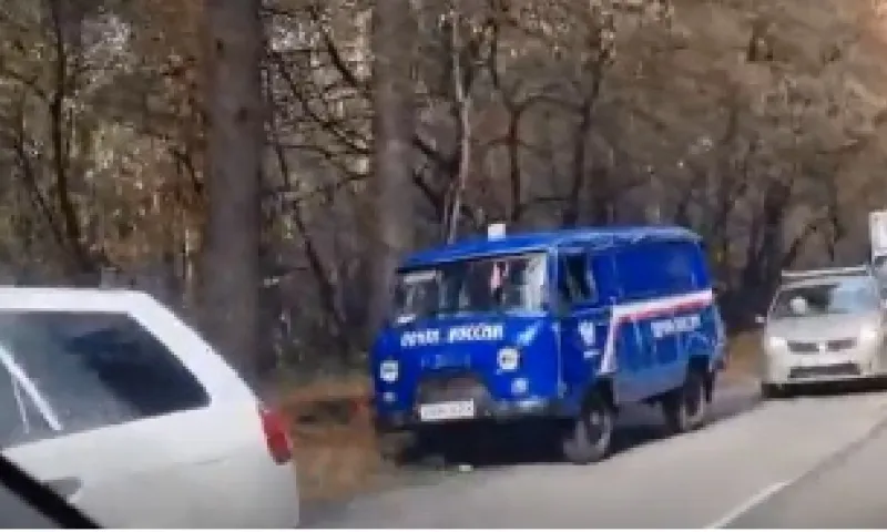 Автомобиль «Почты России» попал в ДТП на трассе в Барнауле