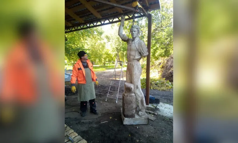 Где установят восстановленную скульптуру кузнеца, которую нашли в барнаульском парке «Изумрудный» 