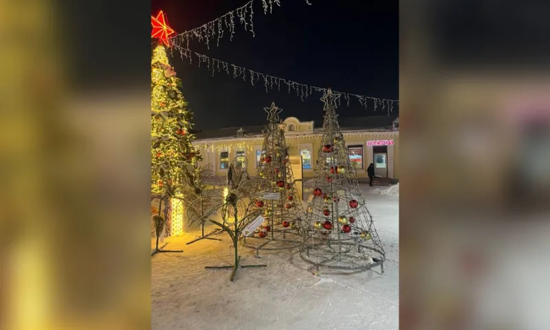 Новогодний городок разбирают на улице Мало-Тобольской в Барнауле