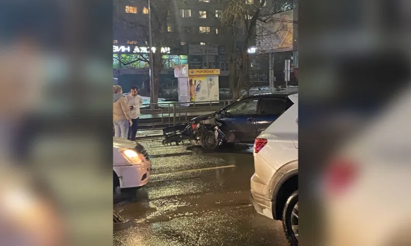 Машина снова влетела в остановку на проспекте Красноармейском в Барнауле