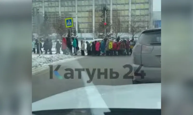 «Уже третий светофор стоим»: водители удивились «бесконечной» колонне детей, переходивших дорогу в Барнауле
