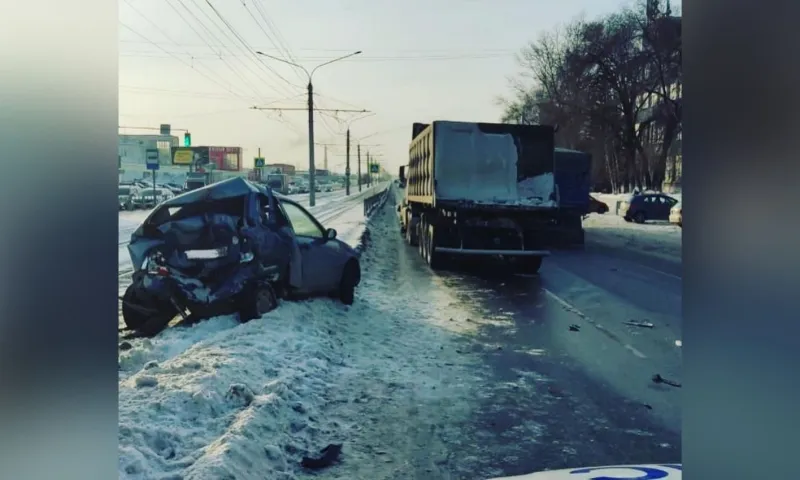 Пьяный водитель грузовика устроил ДТП в Барнауле