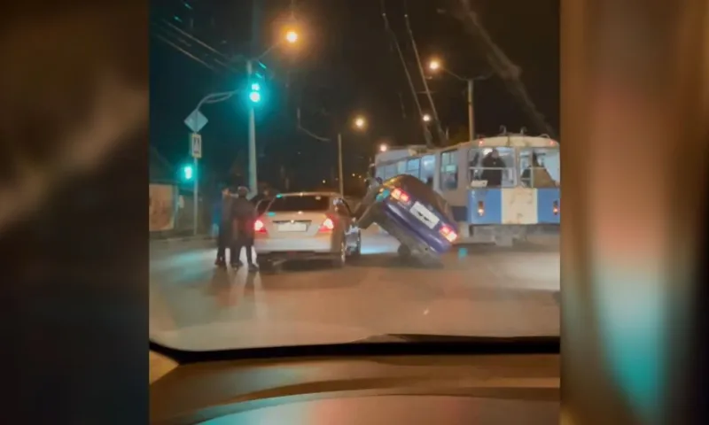 Необычное ДТП в Барнауле: один автомобиль заехал на другой