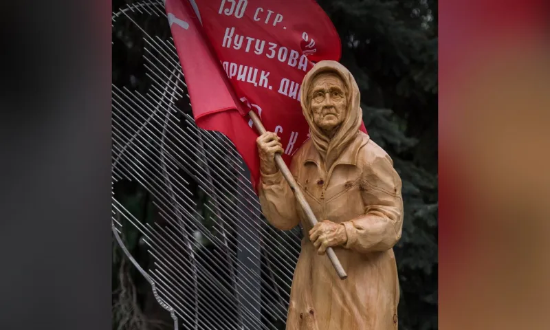 Скульптуру украинской пенсионерки с советским флагом установили в российском городе