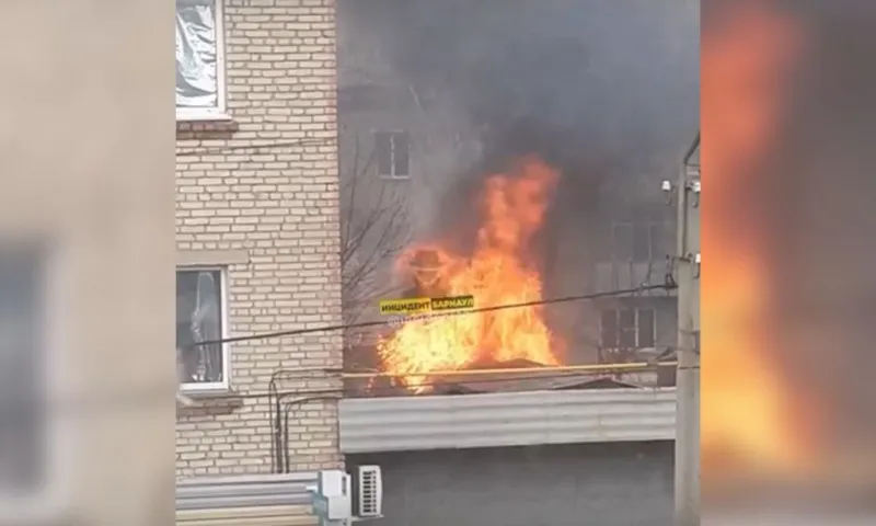 Пожарные потушили горящий гараж в Новоалтайске
