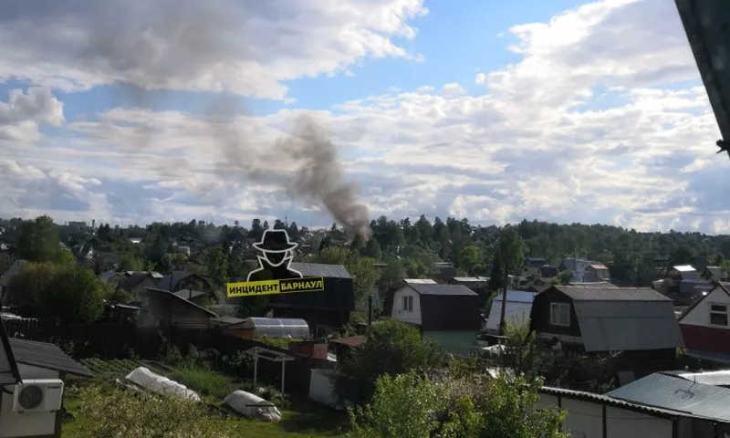 Соцсети: пожар произошел на дачных участках в Барнауле