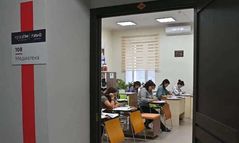 300 педагогов и студентов педагогических вузов Барнаула приняли участие в «Педагогическом диктанте»