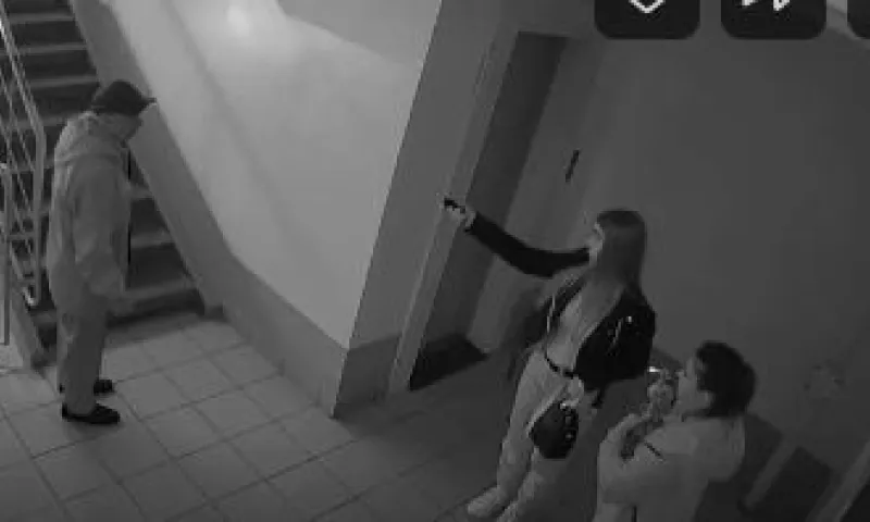 Пенсионер ударил девушку в подъезде квартиры в Новосибирске