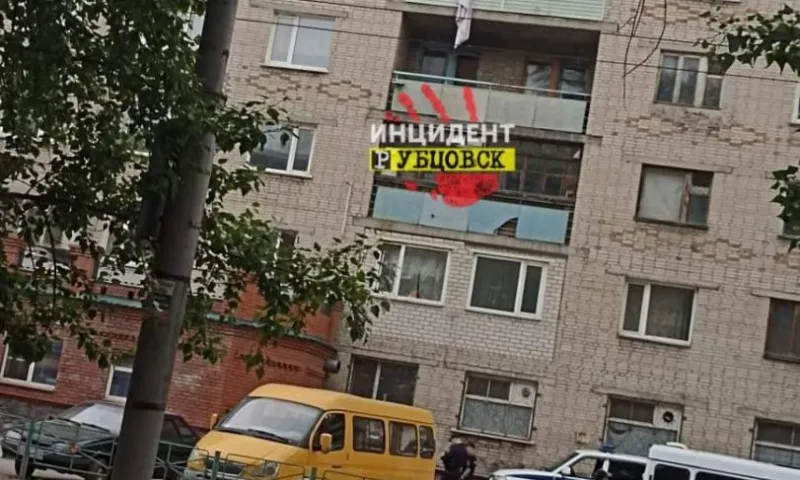 Рубцовчанка пыталась перелезть с 5 этажа на 4, но сорвалась