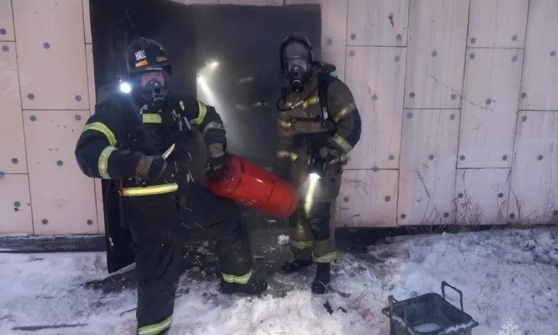 Пожар в доме многодетной семьи ликвидировали спасатели Первомайского района