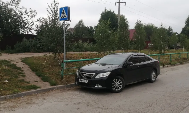 Барнаульцы недовольны автомобилистами, которые паркуют машины у пешеходного перехода