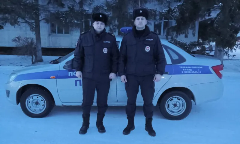 Полицейские спасли дом от пожара в Угловском районе