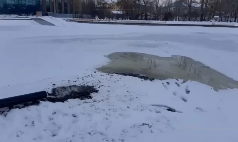 Пруд в барнаульском парке «Изумрудный» начали заполнять водой 