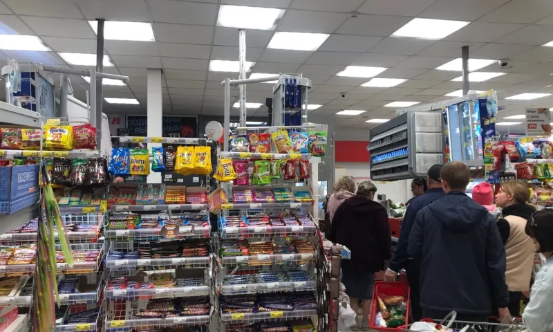 Алкоголь, конфеты и икра: мужчина попытался украсть целую корзину продуктов в Бийске