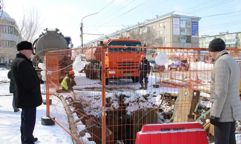 Городской канализационный коллектор продолжают ремонтировать в Рубцовске