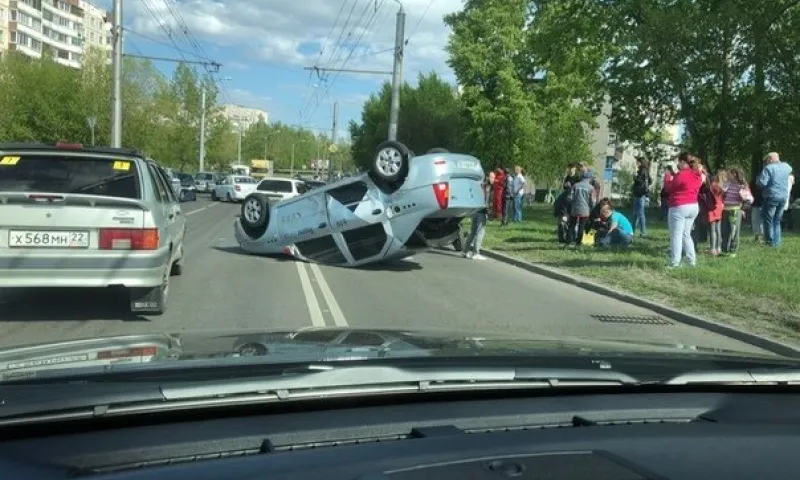 Автомобиль перевернулся на крышу в Барнауле