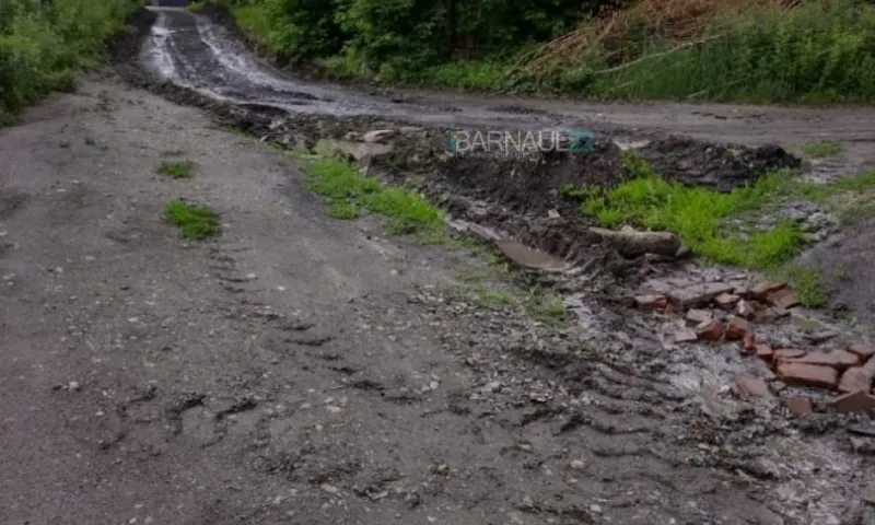 Жительница Новоалтайска жалуется на ямы в дороге, которую должны были отсыпать еще в 2021 году
