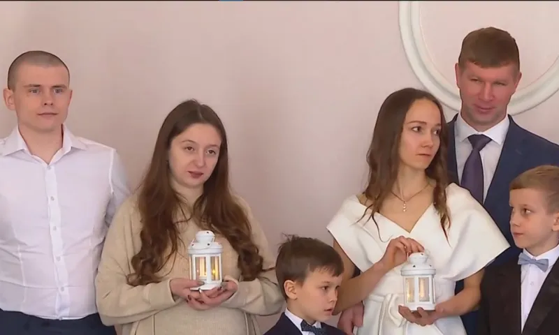 В Барнауле передали огонь Всероссийского семейного очага «Сердце России»