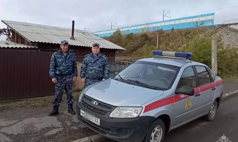 В Алтайском крае росгвардейцы помогли жильцам выбраться из горящего дома