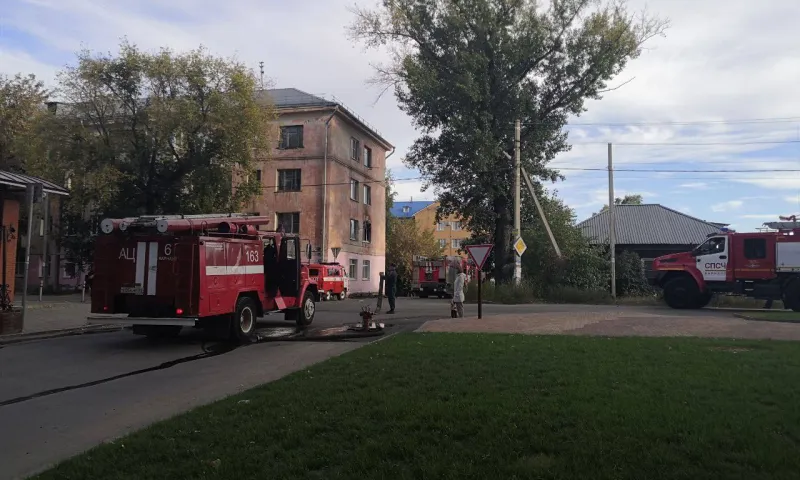 В Барнауле пожарные спасли троих человек из горящей квартиры