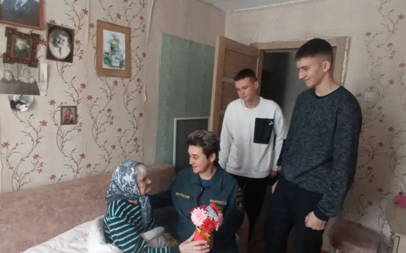 В Локтевском районе школьники поздравили участниц ВОВ с Днём матери