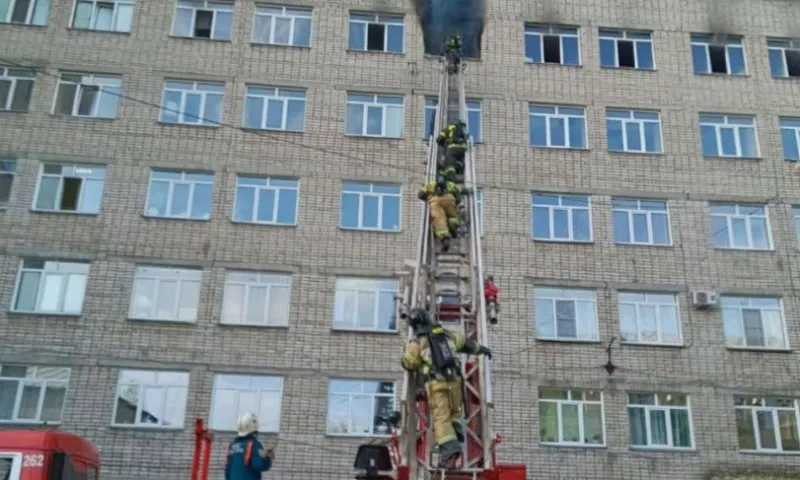 После ликвидации возгорания в ЦГБ Бийска часть пациентов вернули в здание, новых направят в горбольницу № 2