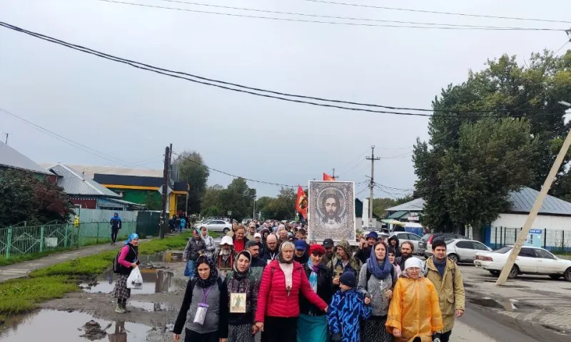 Участники крестного хода прошли около 20 километров из Новоалтайска до села Сорочий Лог