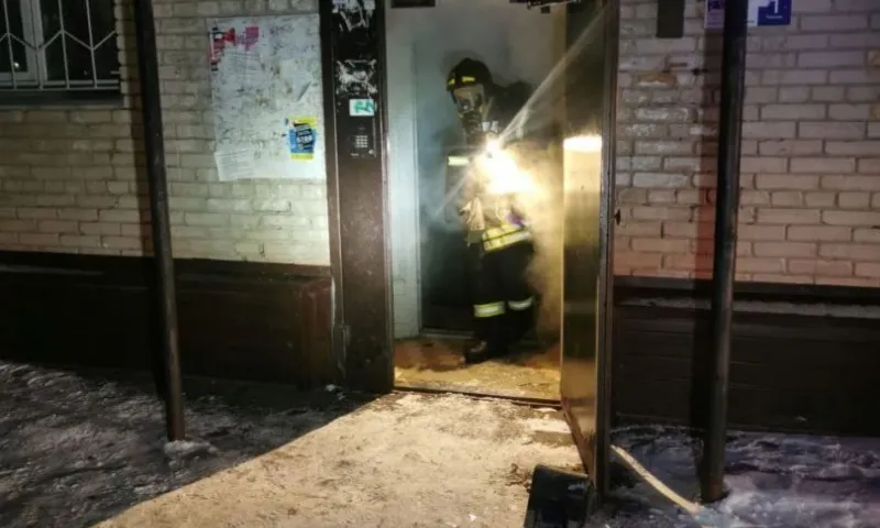 28 человек спасли на пожаре в Барнауле