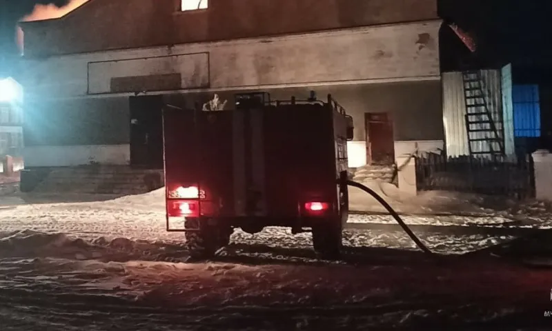 Сельский ДК сгорел этой ночью в Бурлинском районе