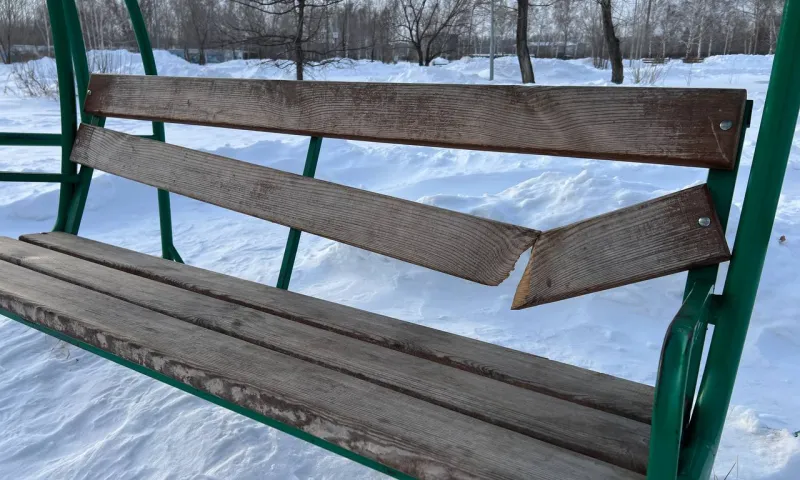 Сломанные лавочки и урны ищут в Рубцовске