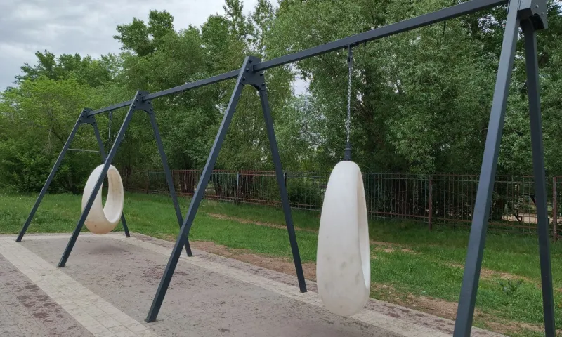 Вандалы снова сломали качели и лавочку в Рубцовске