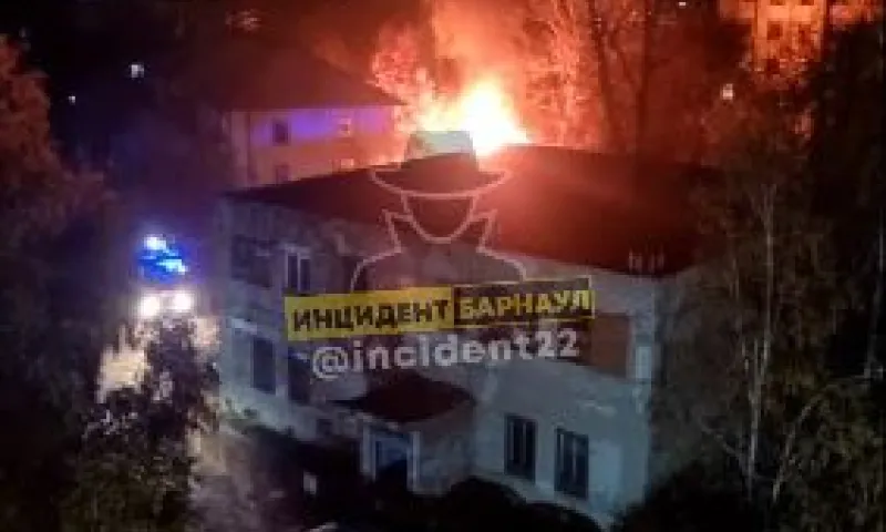 Пожарные потушили вспыхнувшие гаражи в Барнауле