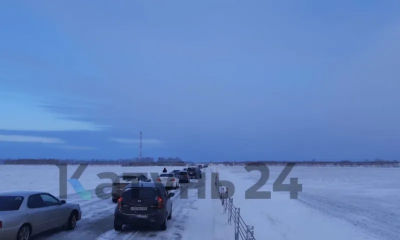Десятки водителей на трассе А-322 ждут, когда дорогу откроют 