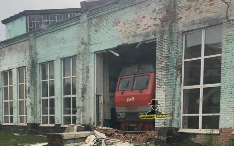 Соцсети: тепловоз въехал в стену депо Барнаула
