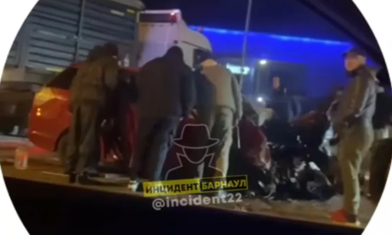 Четыре человека пострадали в ДТП с грузовиком у барнаульского ТЦ