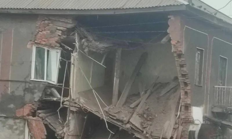 Угол жилого дома обрушился в Алейске