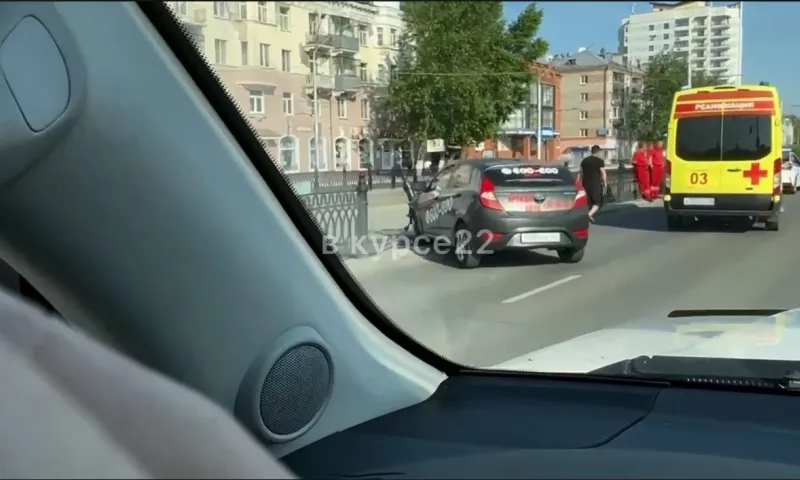 Таксист сбил пешехода и протаранил ограждение в центре Барнаула