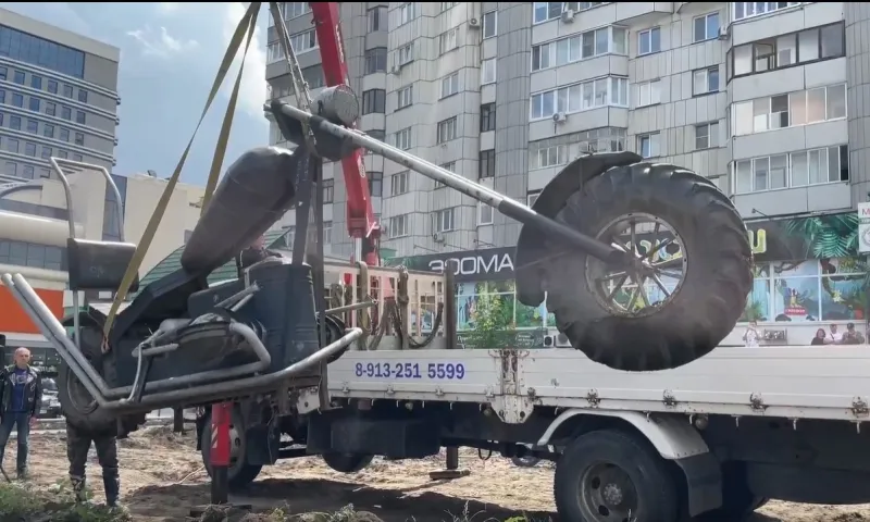 Байк-драма: свое место у барнаульского бара покинул гигантский мотоцикл