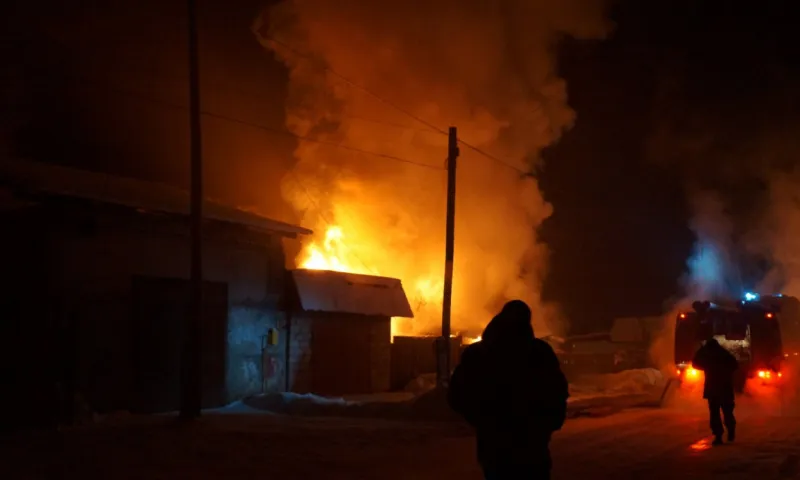 Двое взрослых и четверо детей погибли в страшном пожаре в Алтайском крае