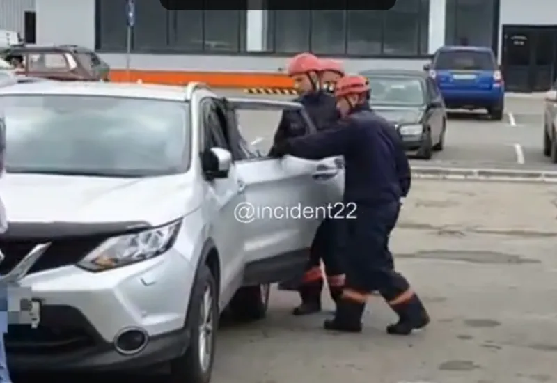 Соцети: ребёнок оказался запертым в машине на парковке в Барнауле