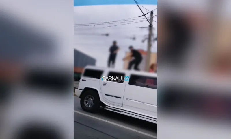 Дети танцевали на крыше едущего лимузина в Барнауле. В Госавтоинспекции отреагировали на произошедшее
