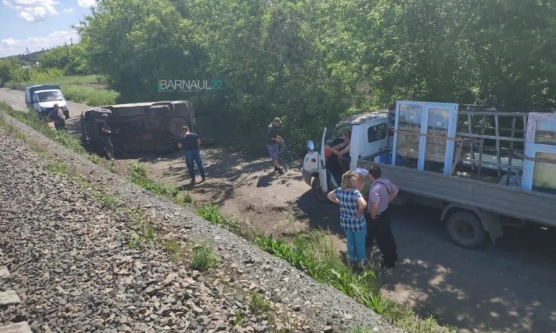 Автомобиль перевернулся и заблокировал дорогу в барнаульском садоводстве