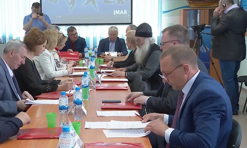 «Драконам» быть. Ректоры алтайских вузов подписали соглашение по студенческой гребле на лодках и сапах