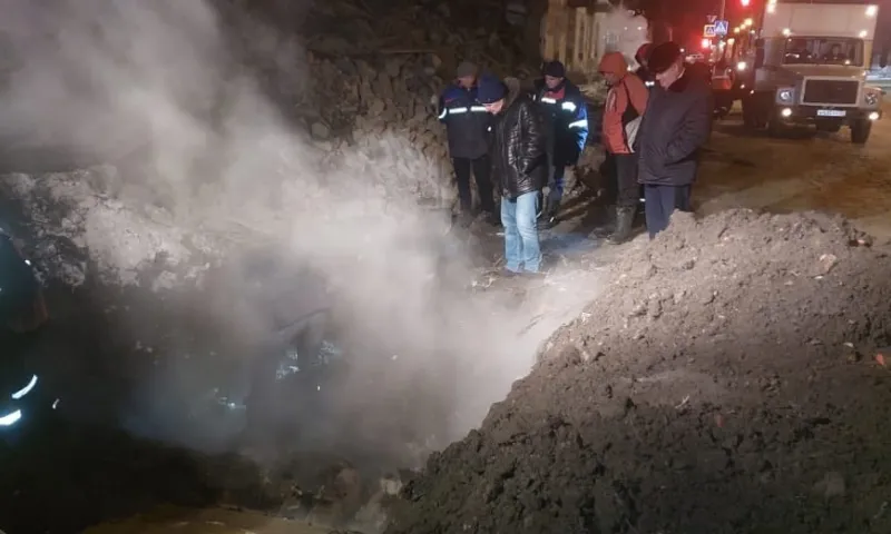 В Барнауле залило водой улицу из-за повреждения трубы