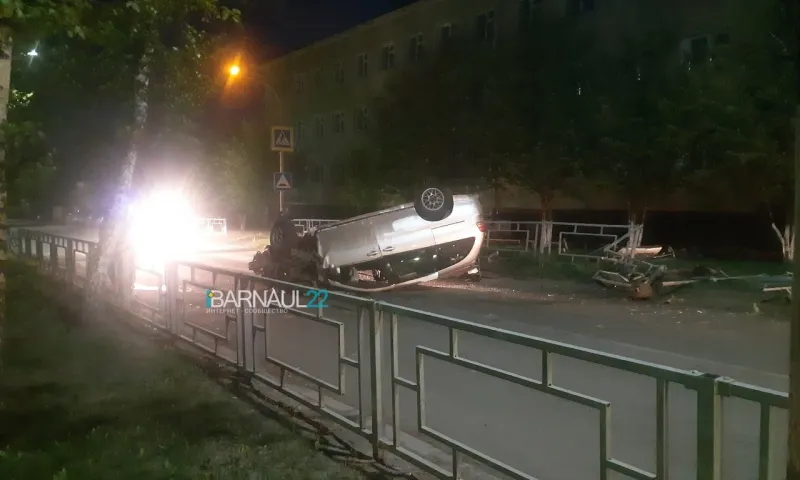 Очевидцы: автомобиль перевернулся на крышу во время погони в Барнауле
