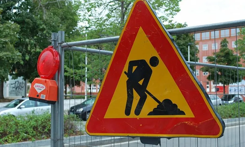 Движение транспорта ограничат на двух участках улиц в Барнауле 