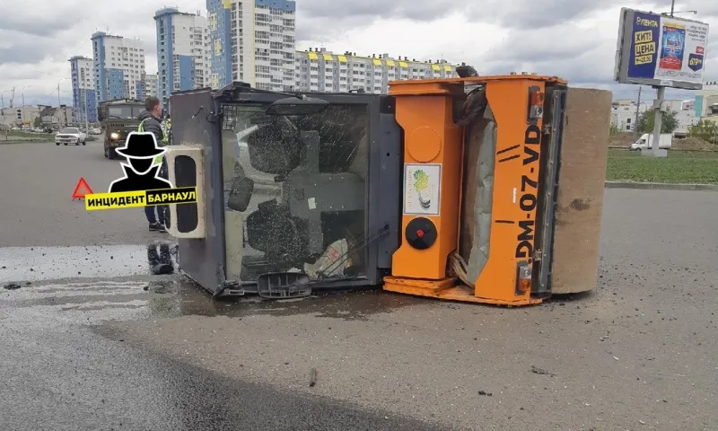 Каток перевернулся в Барнауле