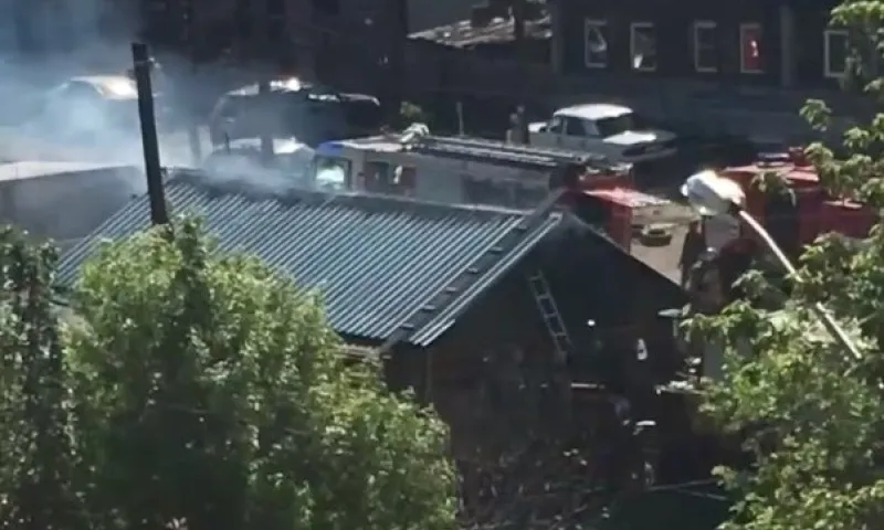 Дом сгорел в Центральном районе Барнаула 
