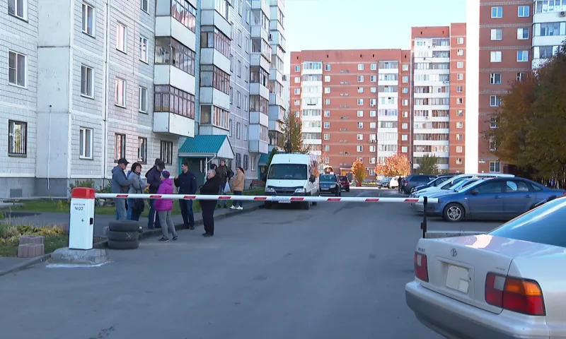 Жители барнаульской многоэтажки не могут проехать к своему дому из-за шлагбаума соседей